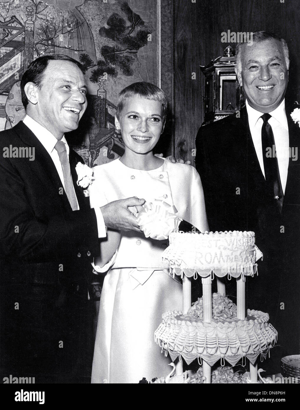 Octubre 16, 2002 - Frank Sinatra y Mia Farrow en el Sands DE BODA EN LAS VEGAS. R: JACK ENTRATTER 1966.(Credit Image: © Globe Photos/ZUMAPRESS.com) Foto de stock