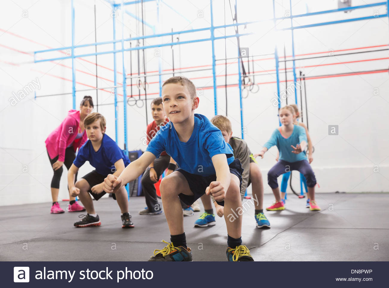 Los niños practican enojado gorilla walk en clase de Crossfit