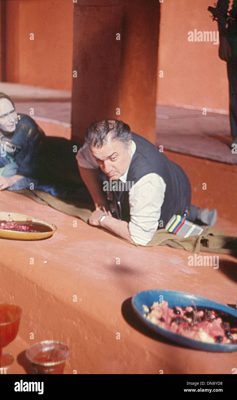 Noviembre 4, 2002 - California, USA - Frederico Fellini EN EL SET DE SATYRICON. BOB Queridos/(Crédito Imagen: © Globe Photos/ZUMAPRESS.com) Foto de stock
