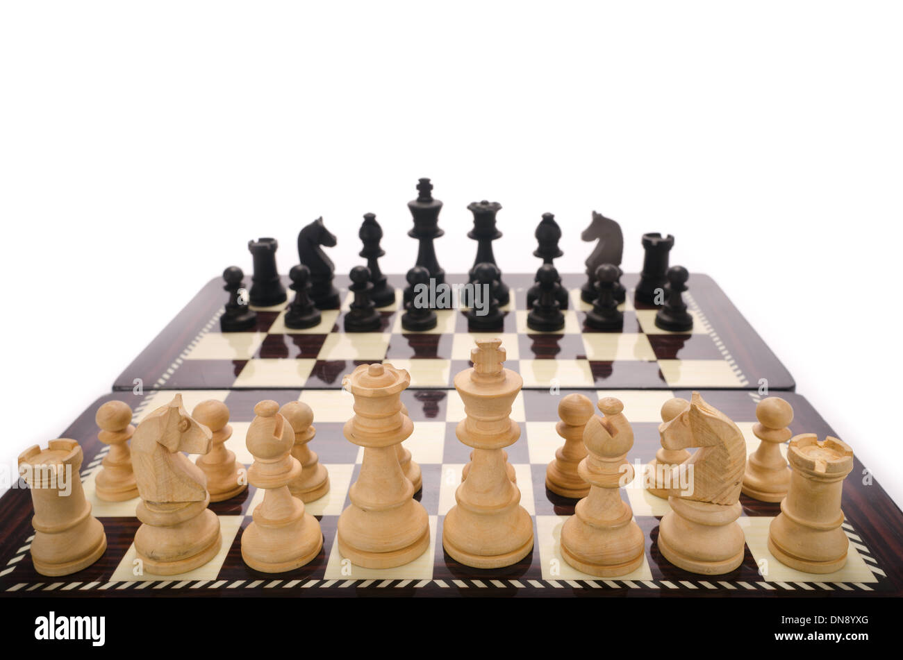 Piezas de ajedrez de madera tradicional de tablero de ajedrez en diferentes  posiciones Fotografía de stock - Alamy