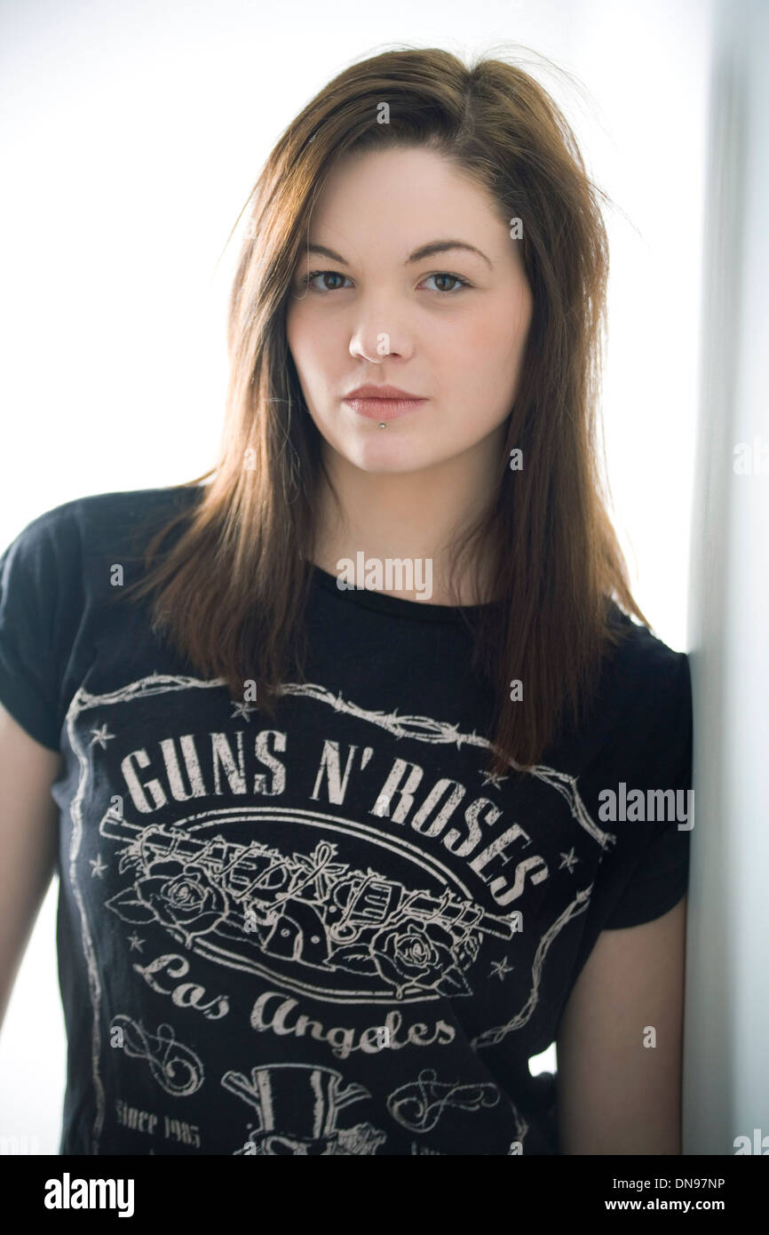 Adolescente vistiendo una Guns and Roses t-shirt. Foto de stock