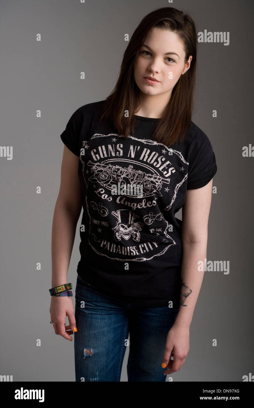 Retrato de una niña de dieciséis años de edad, vistiendo un Guns and Roses t-shirt. Foto de stock