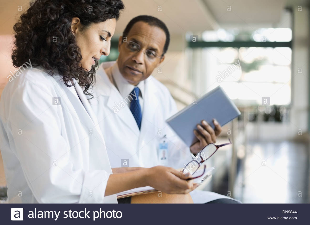 Los médicos examinar resultados médicos Foto de stock