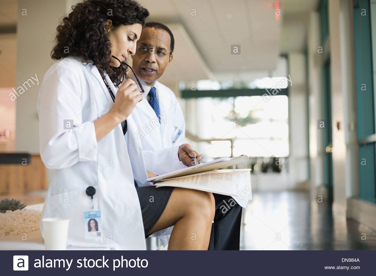 Los médicos revisando informes médicos Foto de stock