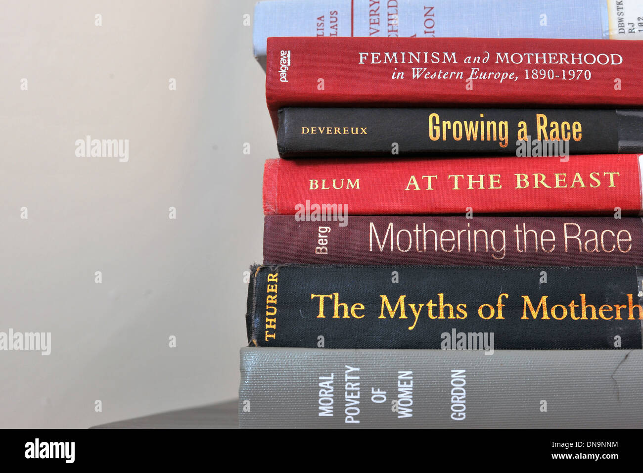 Una pila de libros académicos sobre la maternidad y la raza. Foto de stock