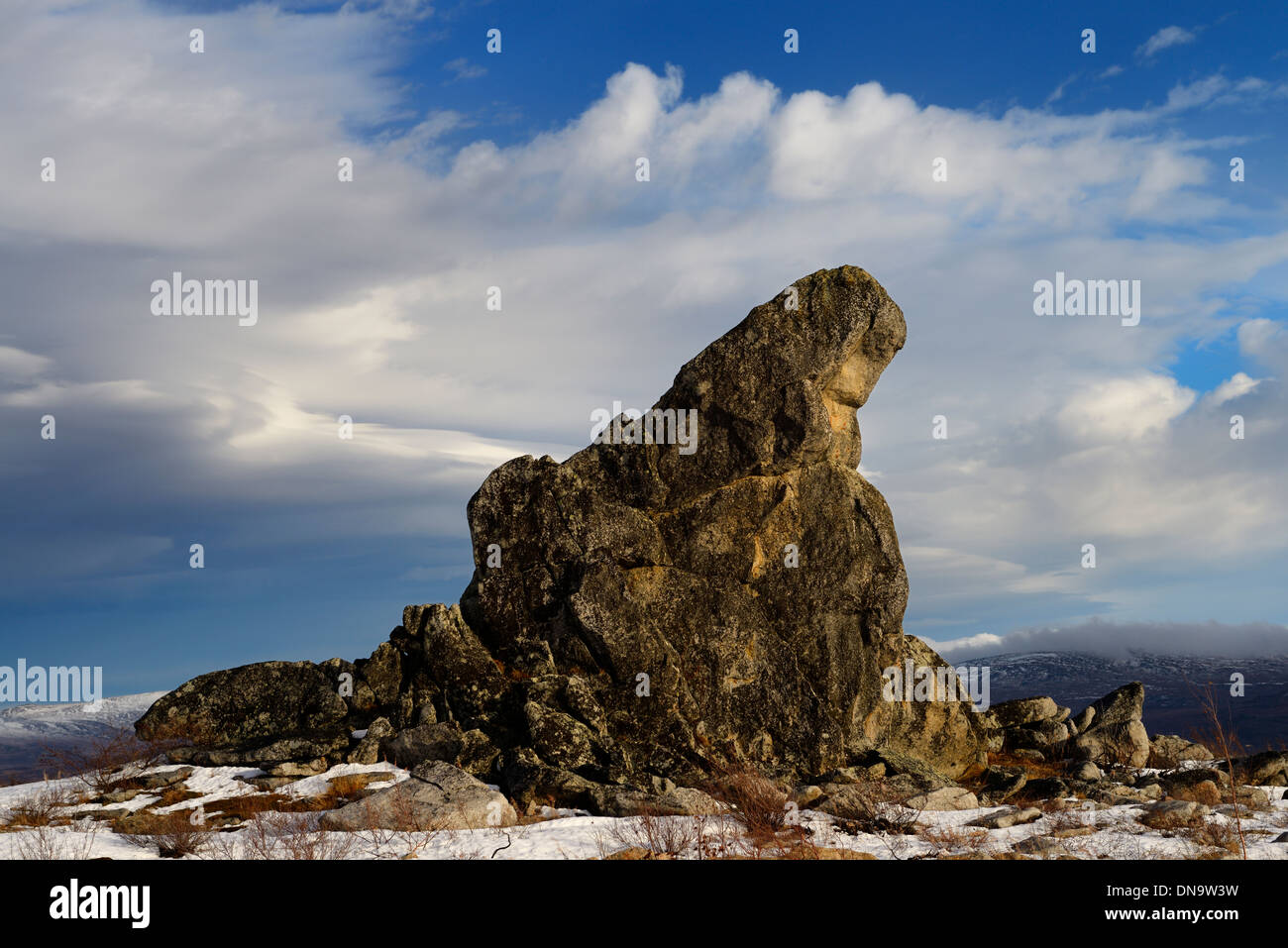 Sol y nubes a Dedo Dedo de roca en la zona de montaña de Alaska, EE.UU. en la Dalton Highway Foto de stock