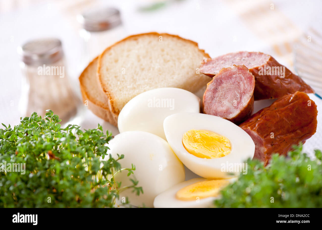 Huevos y salchichas comida tradicional de Pascua Foto de stock