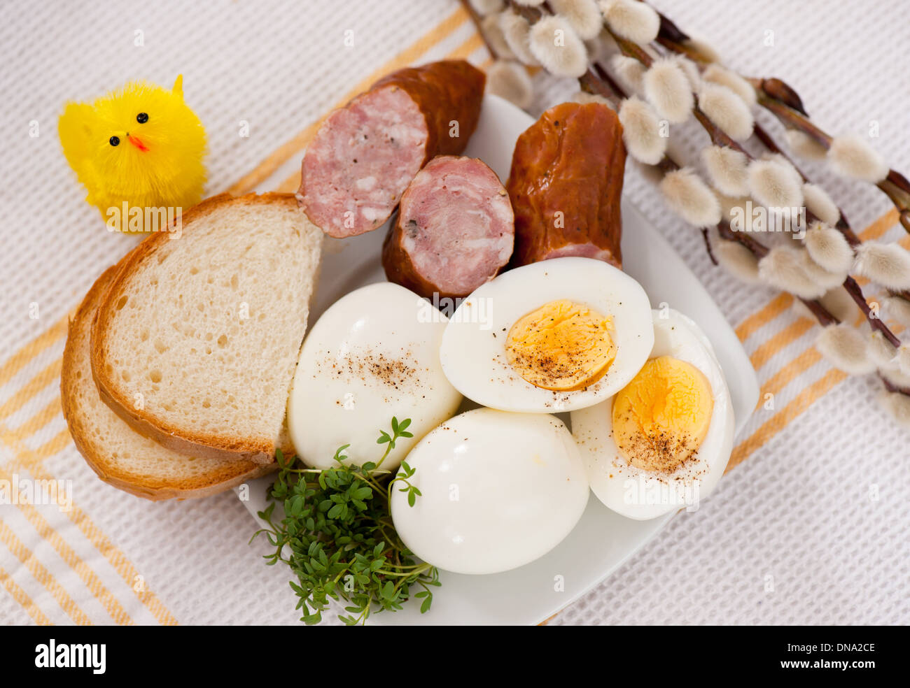 Huevos con salchichas y pan comida de Pascua Foto de stock