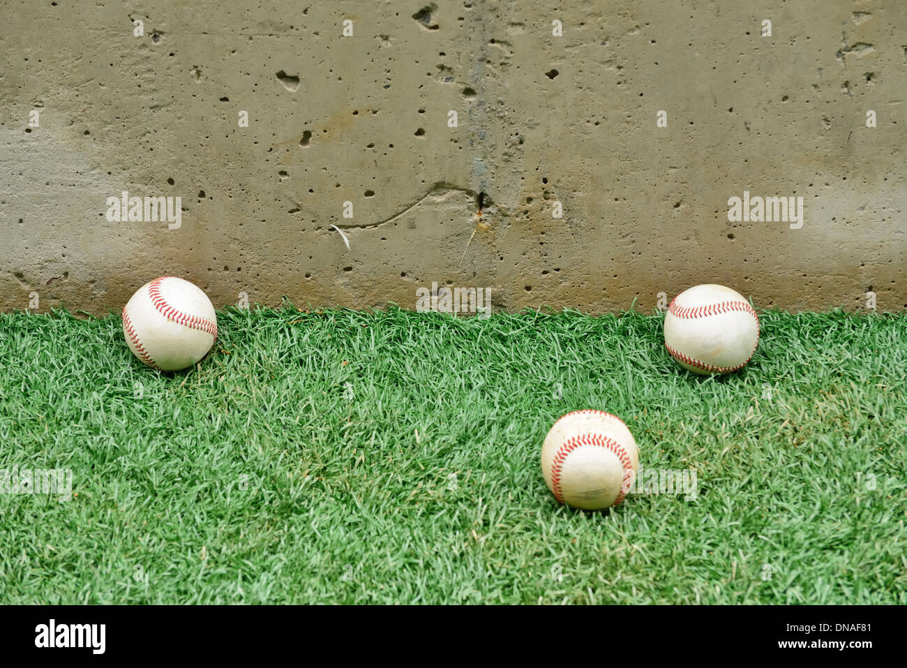 Tres bolas de béisbol sobre el césped Foto de stock
