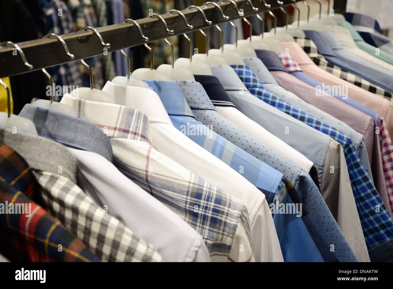Perchas de ropa en una línea. Foto de stock