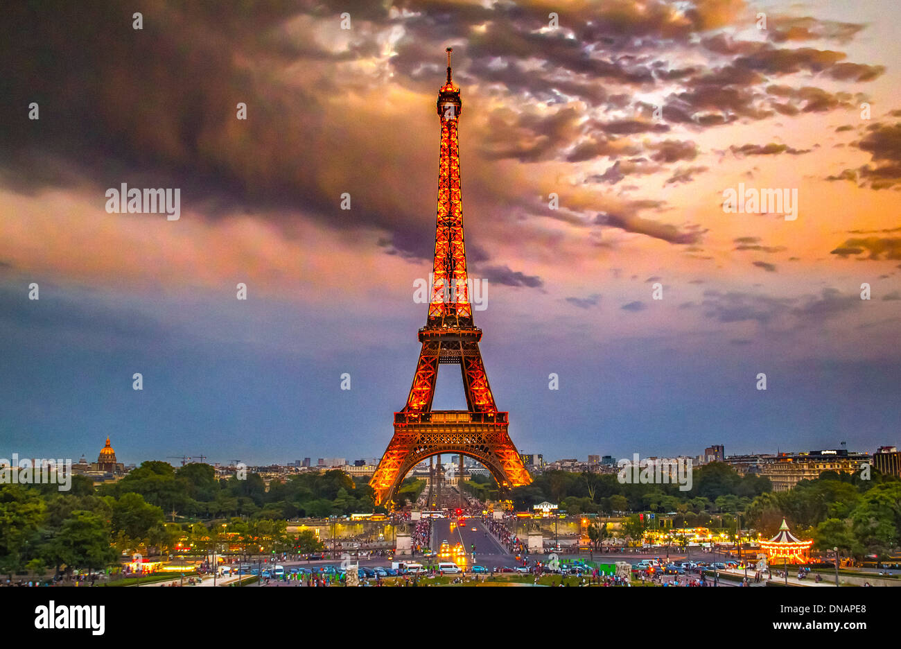 La Torre Eiffel y el horizonte de París visto por la noche desde la Torre Montparnasse 56, Francia. Foto de stock