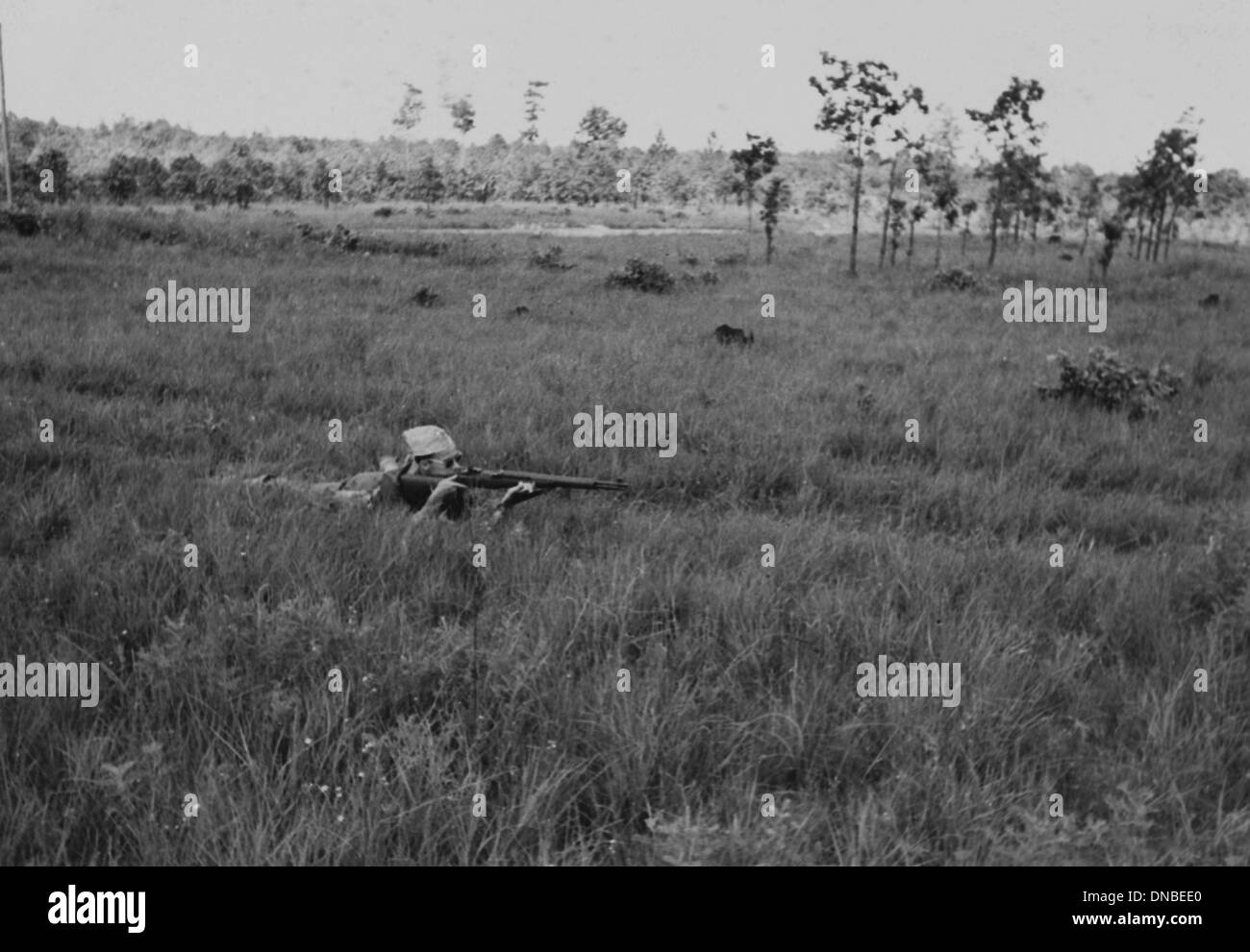 Soldado Mostrar posición de disparo adecuado en el campo durante la sesión de capacitación, de la segunda guerra mundial, la Base Militar del Ejército estadounidense Indiana, USA, 1942 Foto de stock