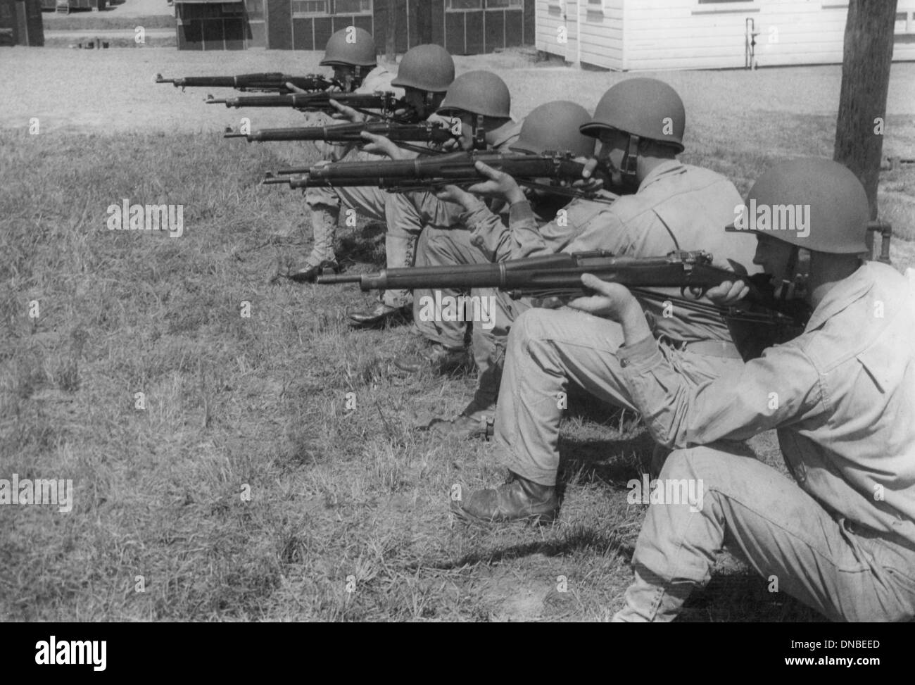 Los soldados Mostrar posición de disparo adecuada durante la sesión de capacitación, de la segunda guerra mundial, la Base Militar del Ejército estadounidense Indiana, USA, 1942 Foto de stock