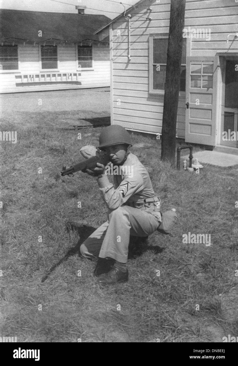 Soldado Mostrar posición de disparo adecuada durante la sesión de capacitación, de la segunda guerra mundial, la Base Militar del Ejército estadounidense Indiana, USA, 1942 Foto de stock