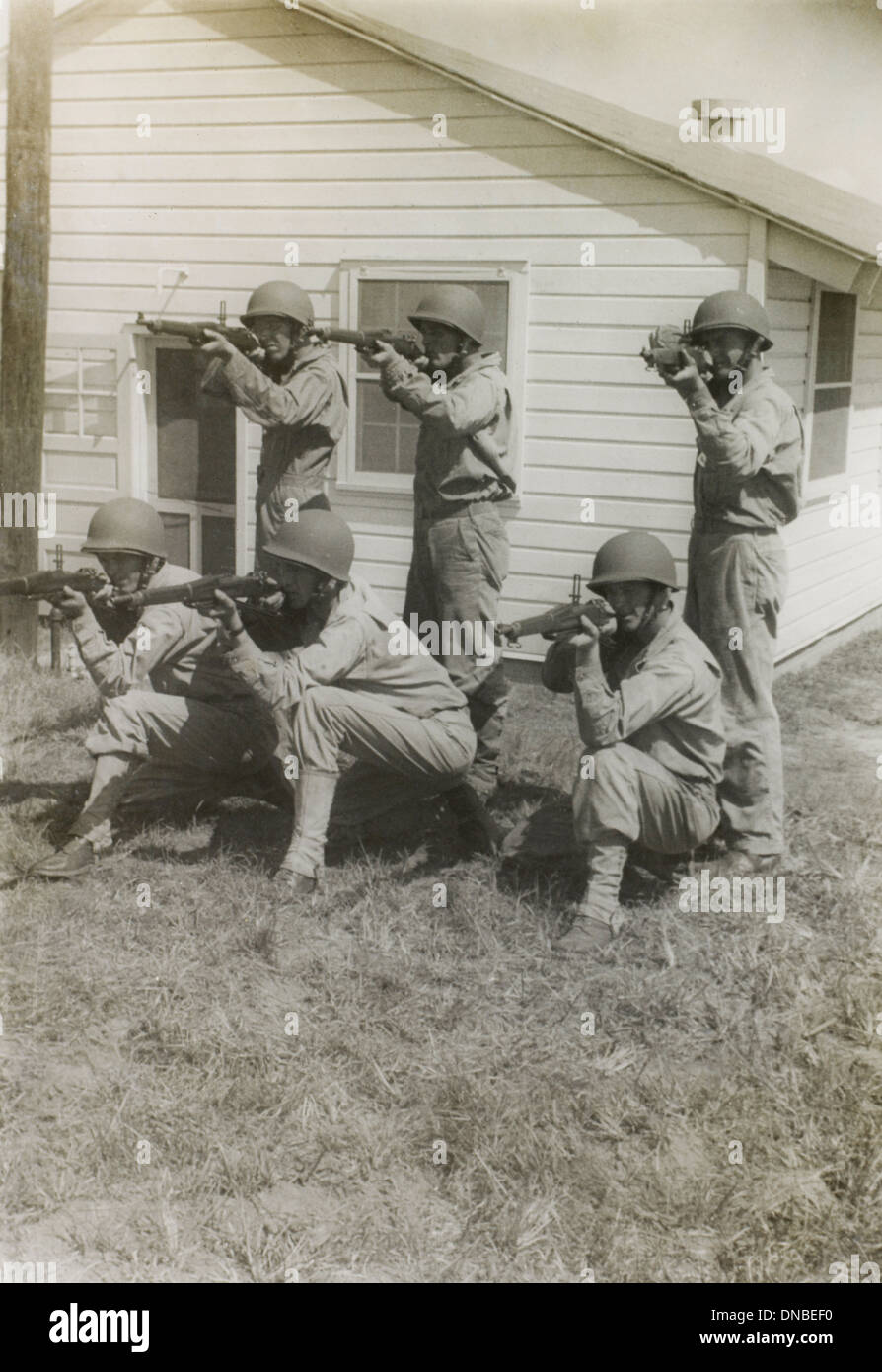 Grupo de soldados Mostrar posición de disparo adecuada durante la sesión de capacitación, de la segunda guerra mundial, la Base Militar del Ejército estadounidense Indiana, USA, 1942 Foto de stock