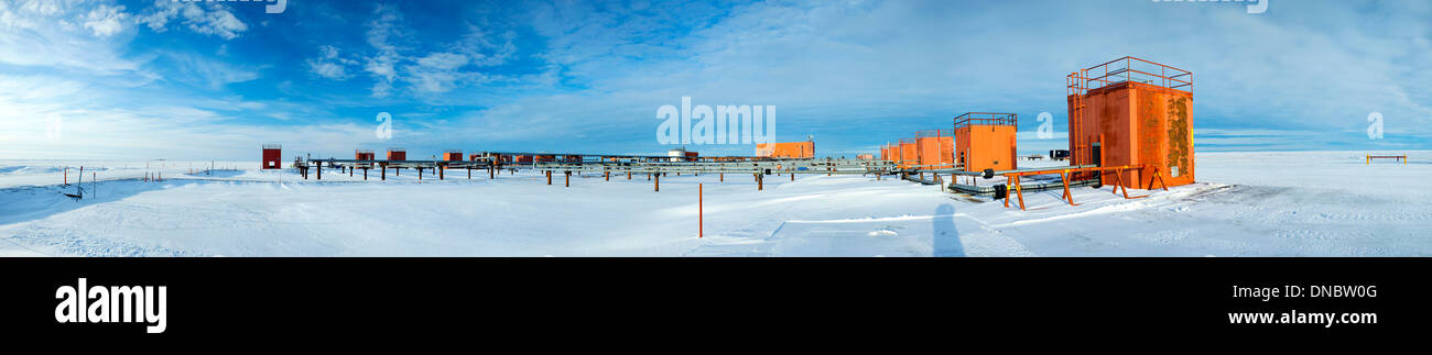 Vista panorámica de los pozos de petróleo en la plataforma de perforación en la ladera norte de Alaska operado por ConocoPhillips. Foto de stock