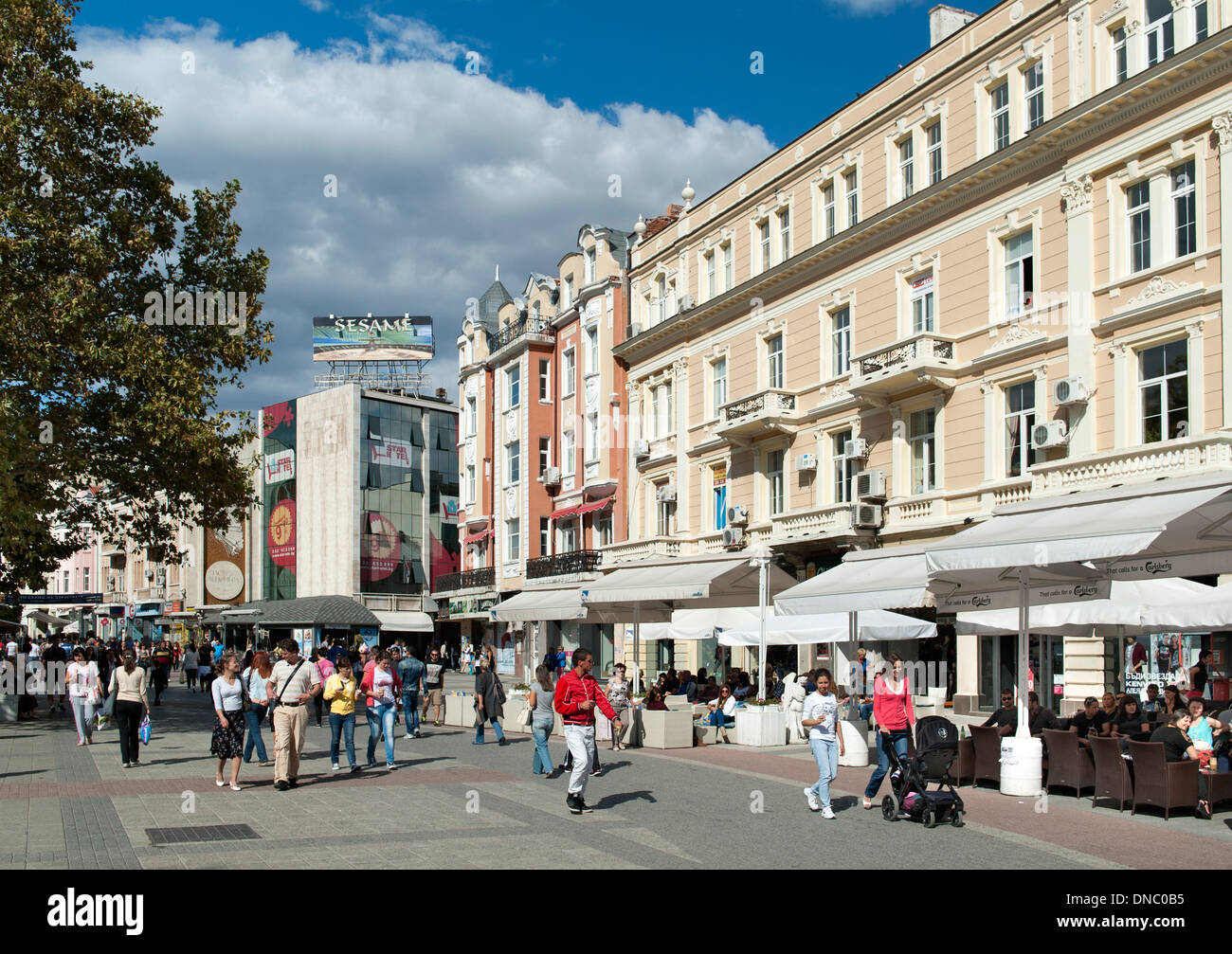 Calle peatonal Knyaz Alexandar yo en Plovdiv, la segunda ciudad más grande de Bulgaria. Foto de stock