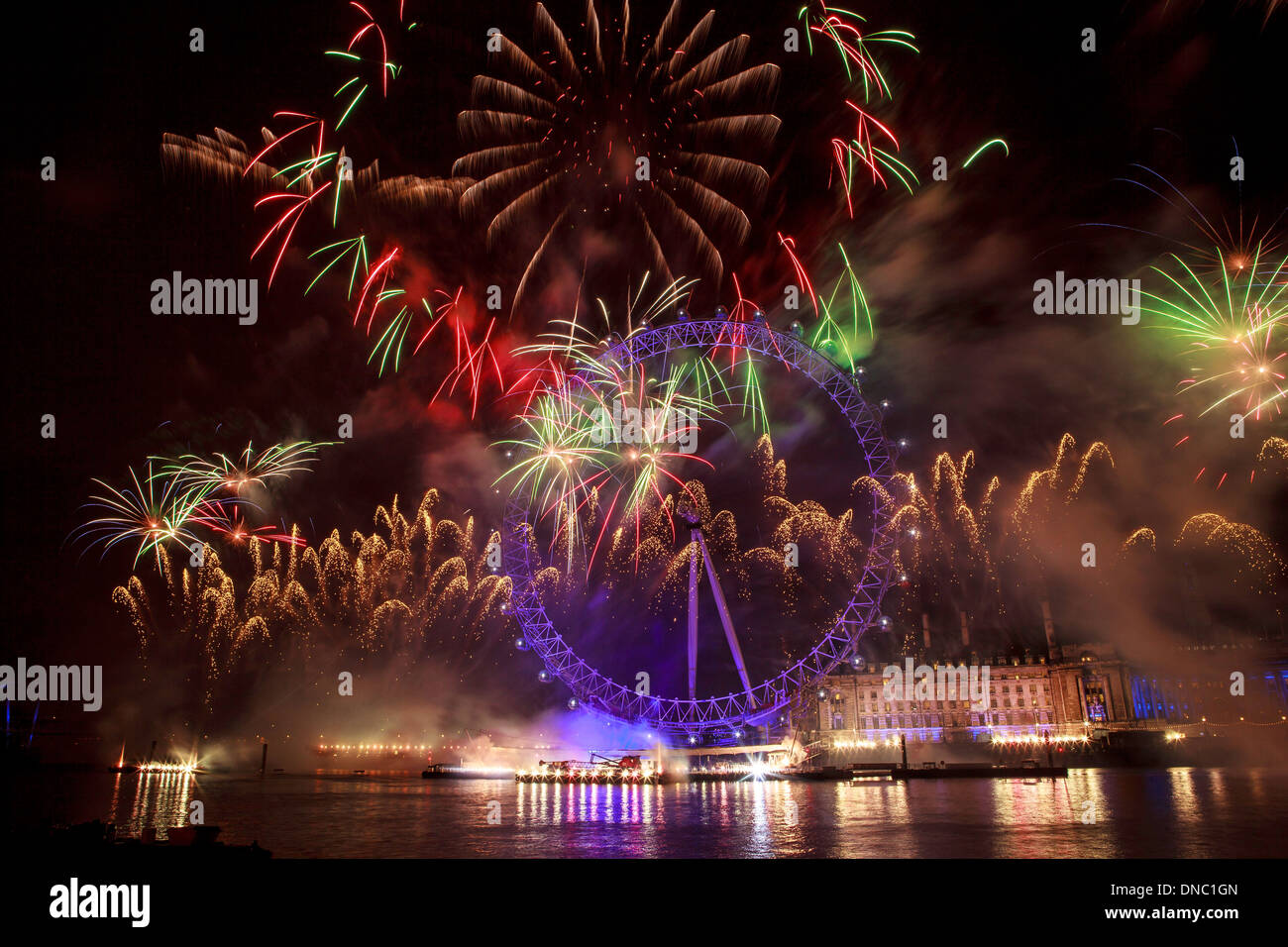 Londres del Año Nuevo Fuegos Artificiales Foto de stock