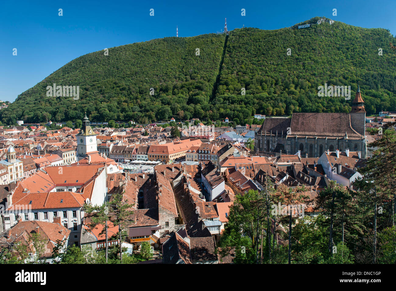 Vista de la iglesia negra y el casco antiguo de la ciudad de Brasov, una ciudad en el centro de la región rumana de Transilvania. Foto de stock