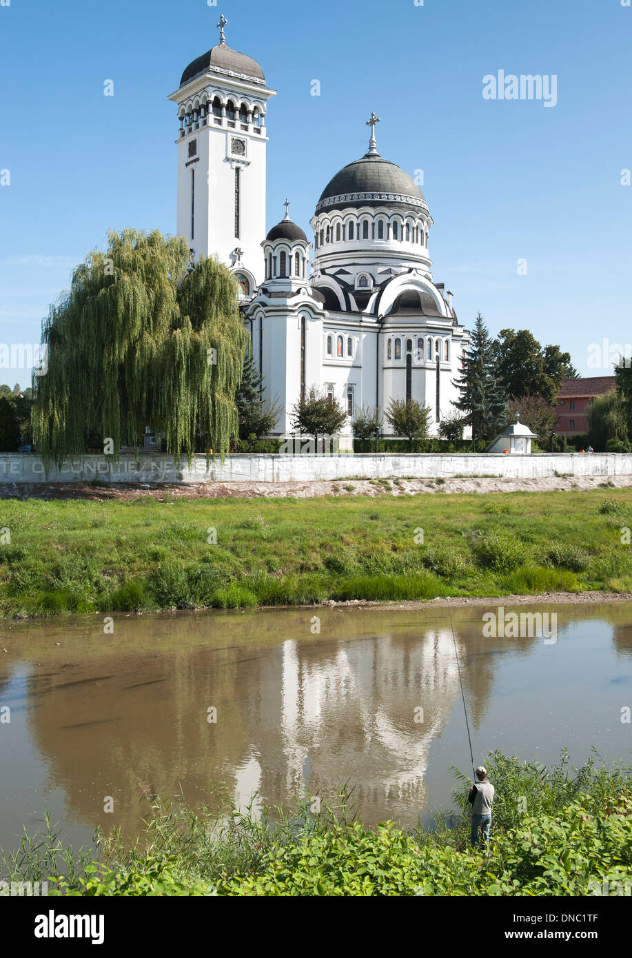 La Iglesia de la Santísima Trinidad en el río Târnava Mare en Sighișoara en la región Transilvania de Rumania central. Foto de stock