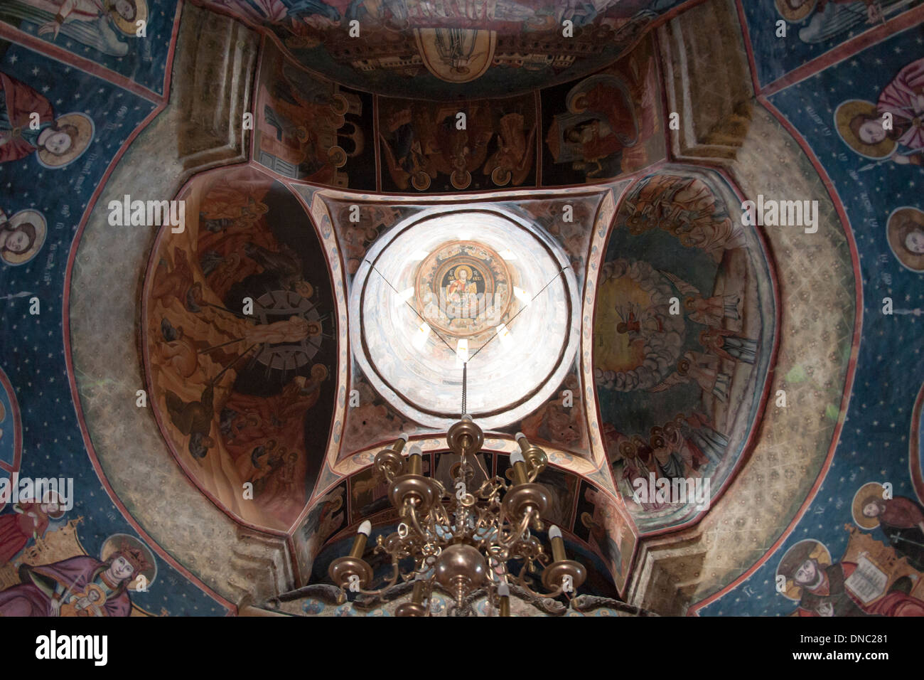 Vista interior del techo y la cúpula de la antigua iglesia (Biserica Veche) en el monasterio de Sinaia, en el condado de Prahova, Rumania. Foto de stock