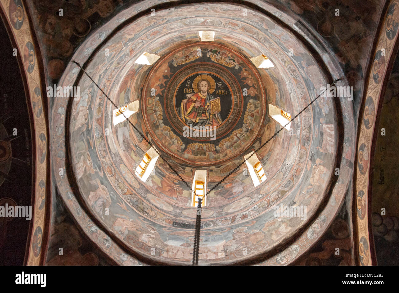 Vista interior del techo y la cúpula de la antigua iglesia (Biserica Veche) en el monasterio de Sinaia, en el condado de Prahova, Rumania. Foto de stock