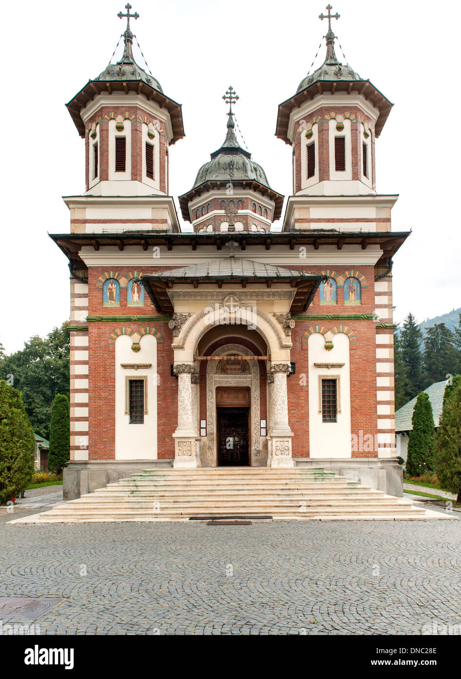 La gran iglesia (Biserica Mare) en el monasterio de Sinaia, en el condado de Prahova en la región Transilvania de Rumania central. Foto de stock