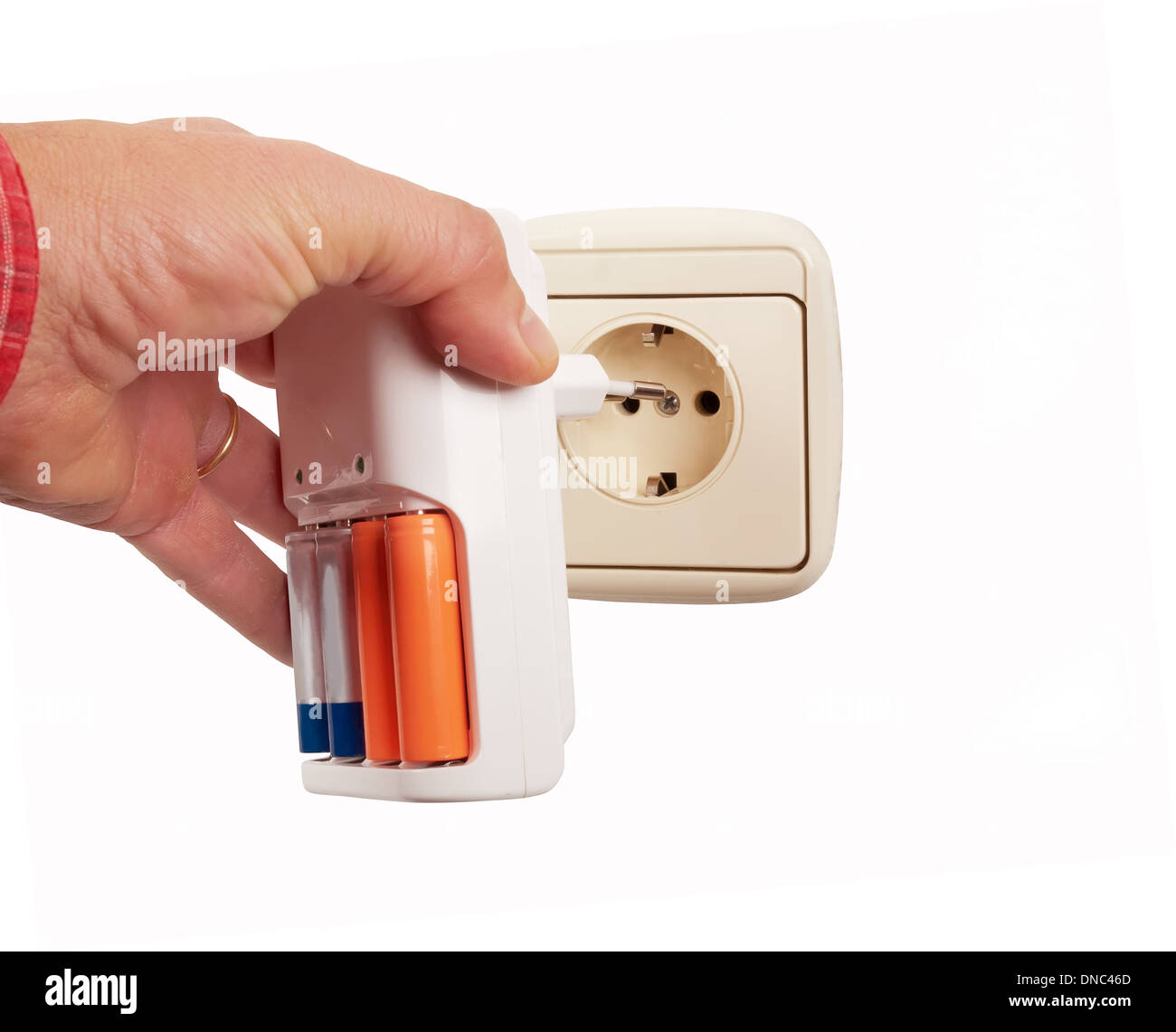 Conecte el cargador de batería de mano a un socket Foto de stock