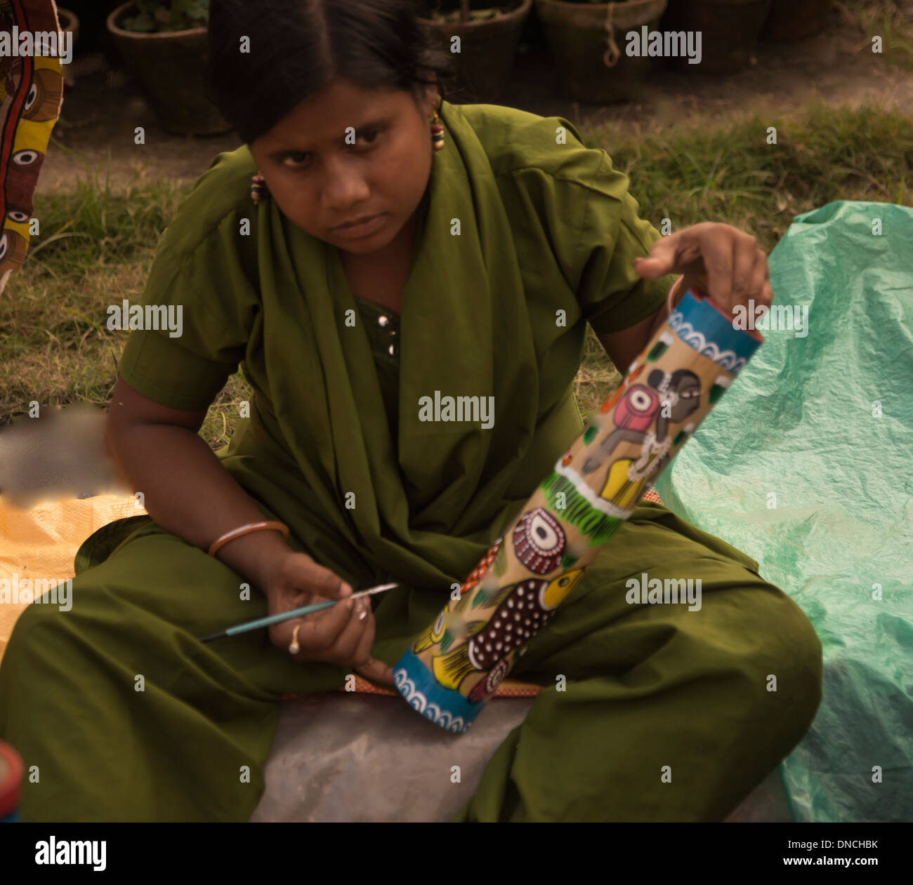 Mujeres de Asia meridional del pintor de desplazamiento lateral de carretera studio. Foto de stock