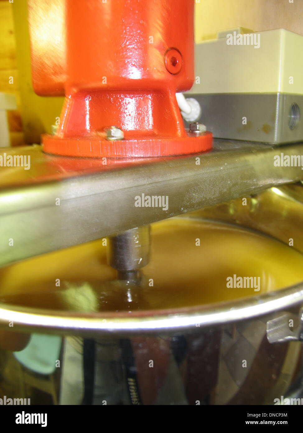 Cuando la espuma ist quitó la miel está lleno en la cubeta de la máquina  Stiring. Autimatically cada seis horas la miel es stired lentamente. La  mayoría de las personas desean comer