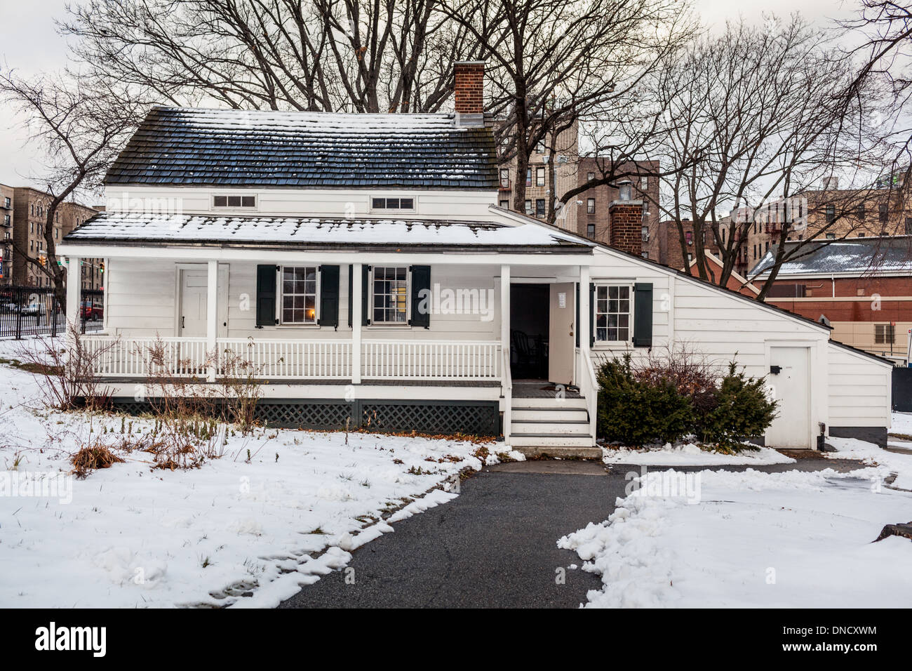 Edgar Allan Poe Cottage, Bronx, Nueva York, donde vivió durante 3 años y donde su esposa murió de tuberculosis. Foto de stock