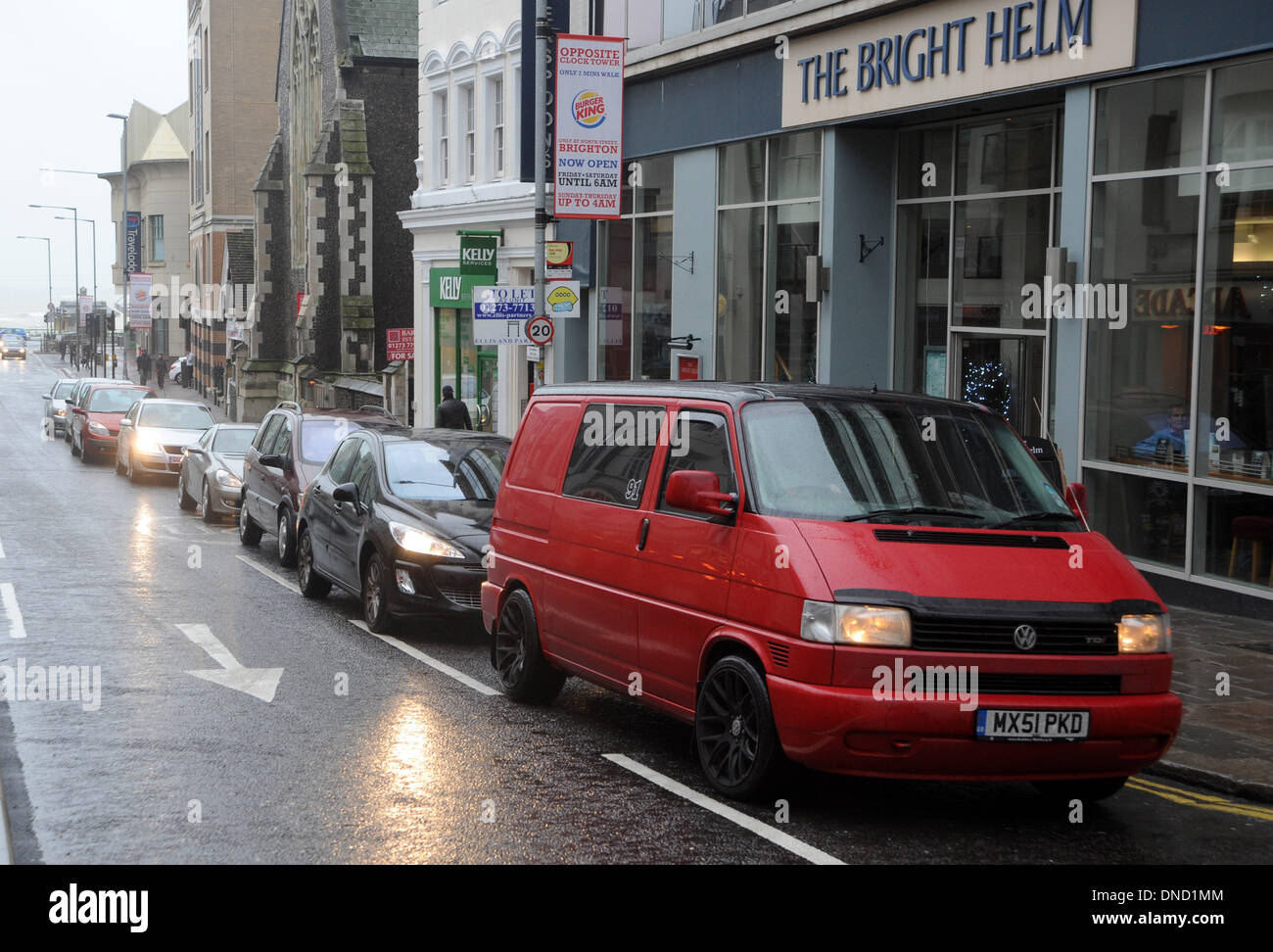 Los compradores de Navidad de última hora cola para entrar en los parkings en Brighton hoy como se esperaba los comercios día del año en Gran Bretaña y ha sido apodado 'Mad Lunes' Foto de stock