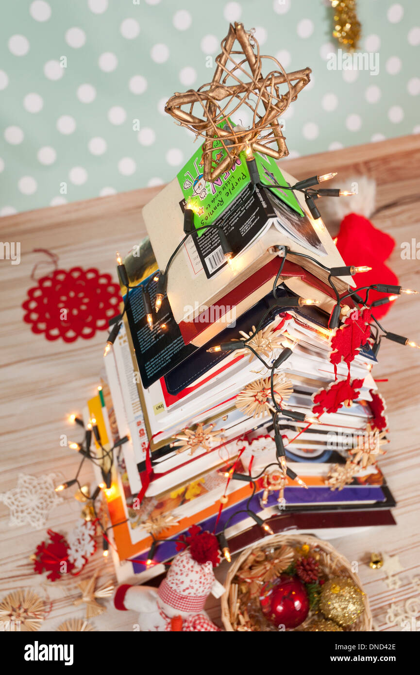 Árbol de Navidad hecho de libros Fotografía de stock - Alamy
