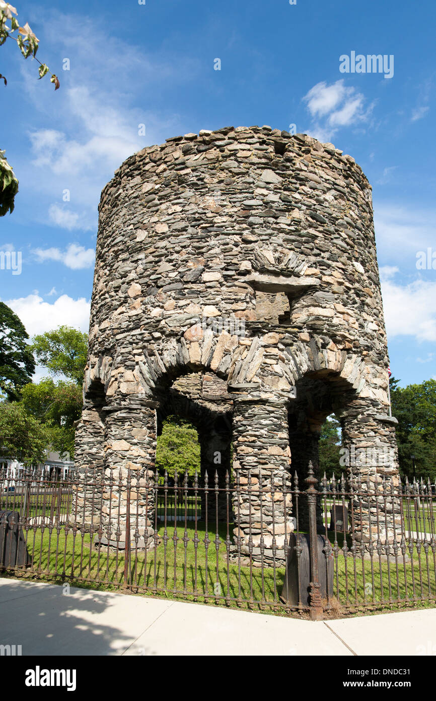 Conocida como la Torre Redonda, Touro Tower, la Torre de Piedra de Newport y el antiguo molino de piedra, este edificio sigue siendo misterio Newport RI Foto de stock