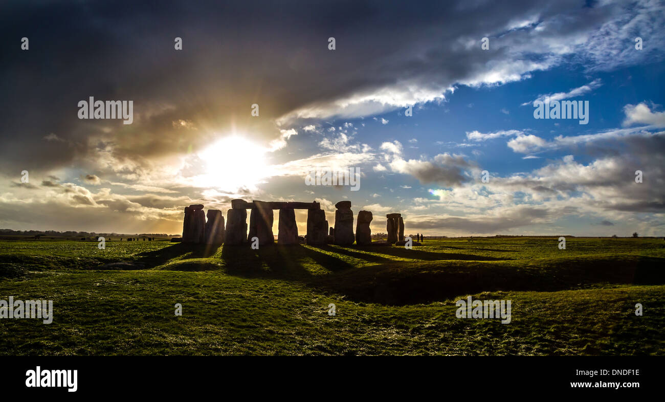 Stonehenge y puesta de sol de invierno cerca del solsticio, Wiltshire, UK Foto de stock