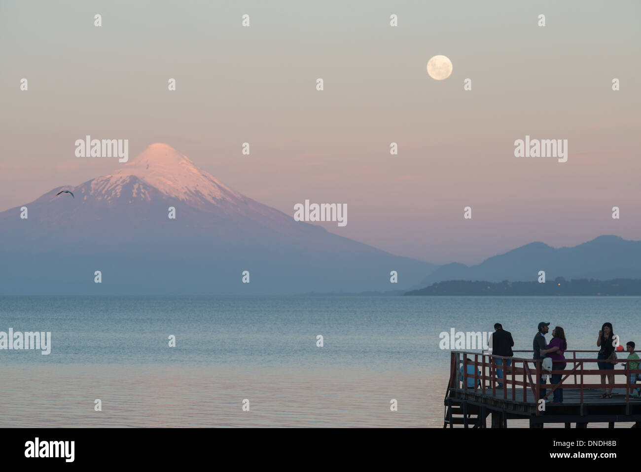 La luna llena sobre el Lago Llanquihue y Osorno Vocano visto desde Puerto Varas Chile Foto de stock