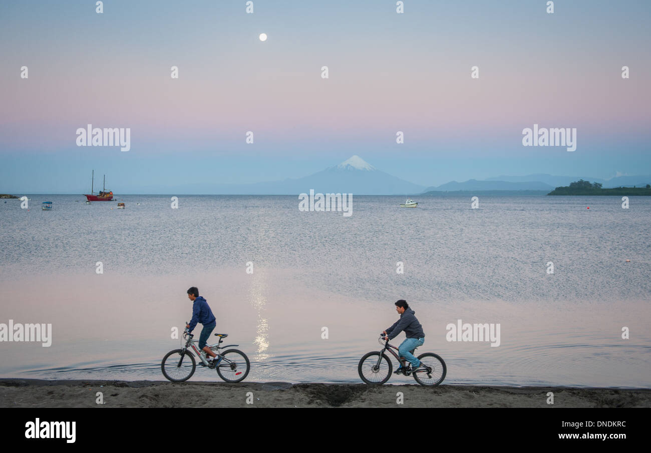Dos ciclistas en la playa, Puerto Varas, Chile Foto de stock