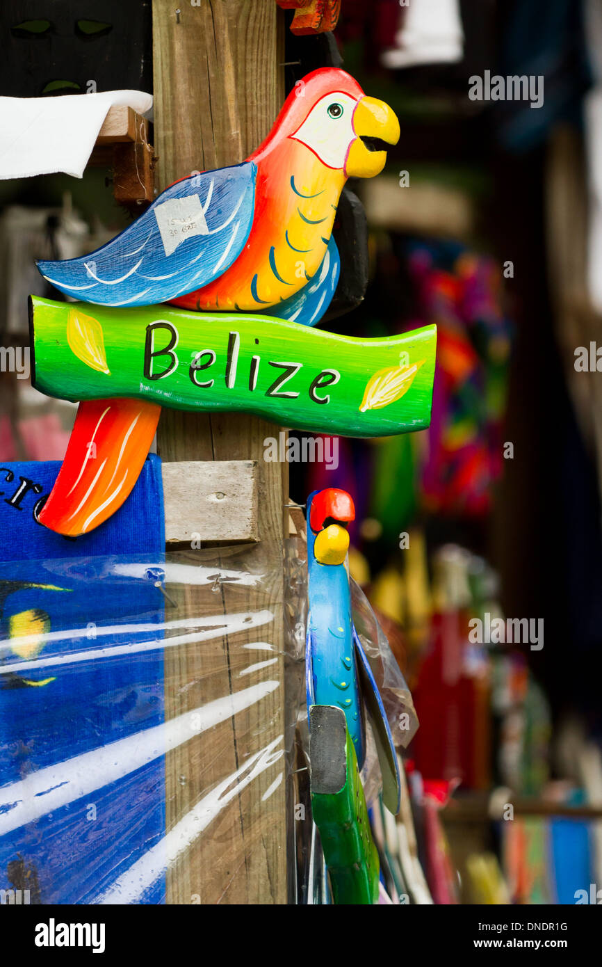 Tienda de souvenirs en Belice con baratijas y decoraciones hechas a mano  para la venta Fotografía de stock - Alamy