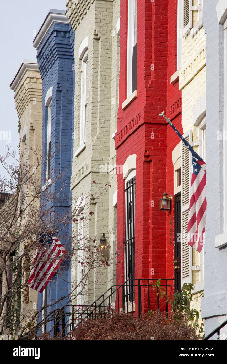 Washington, DC - Hilera de casas pintadas de rojo, blanco y azul con banderas americanas en el distrito histórico de Capitol Hill. Foto de stock