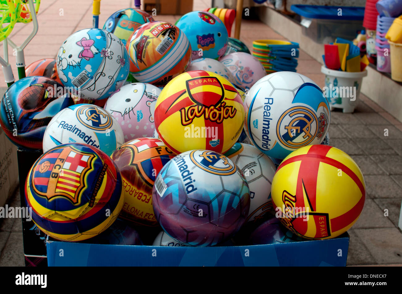 Balones de plastico fotografías e imágenes de alta resolución - Alamy