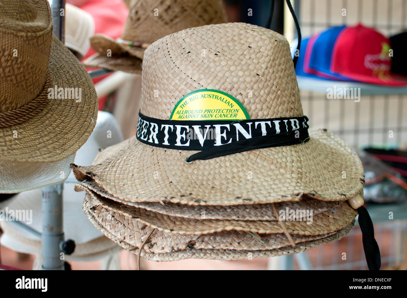 Fuerteventura sombrero de paja para su venta fuera de la tienda Fotografía  de stock - Alamy