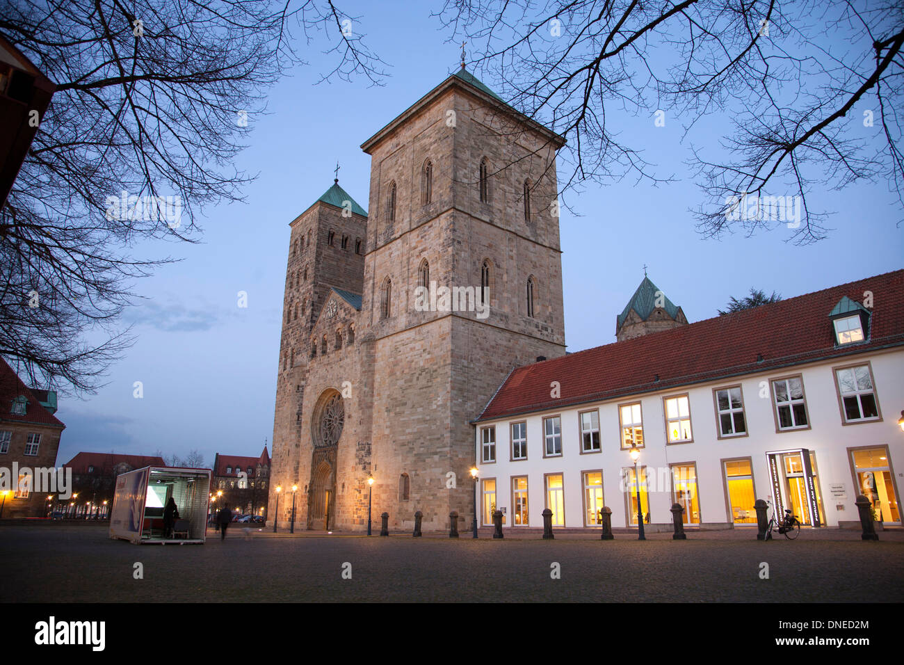 La Catedral de San Pedro en la noche, Osnabrück, Baja Sajonia, Alemania Foto de stock
