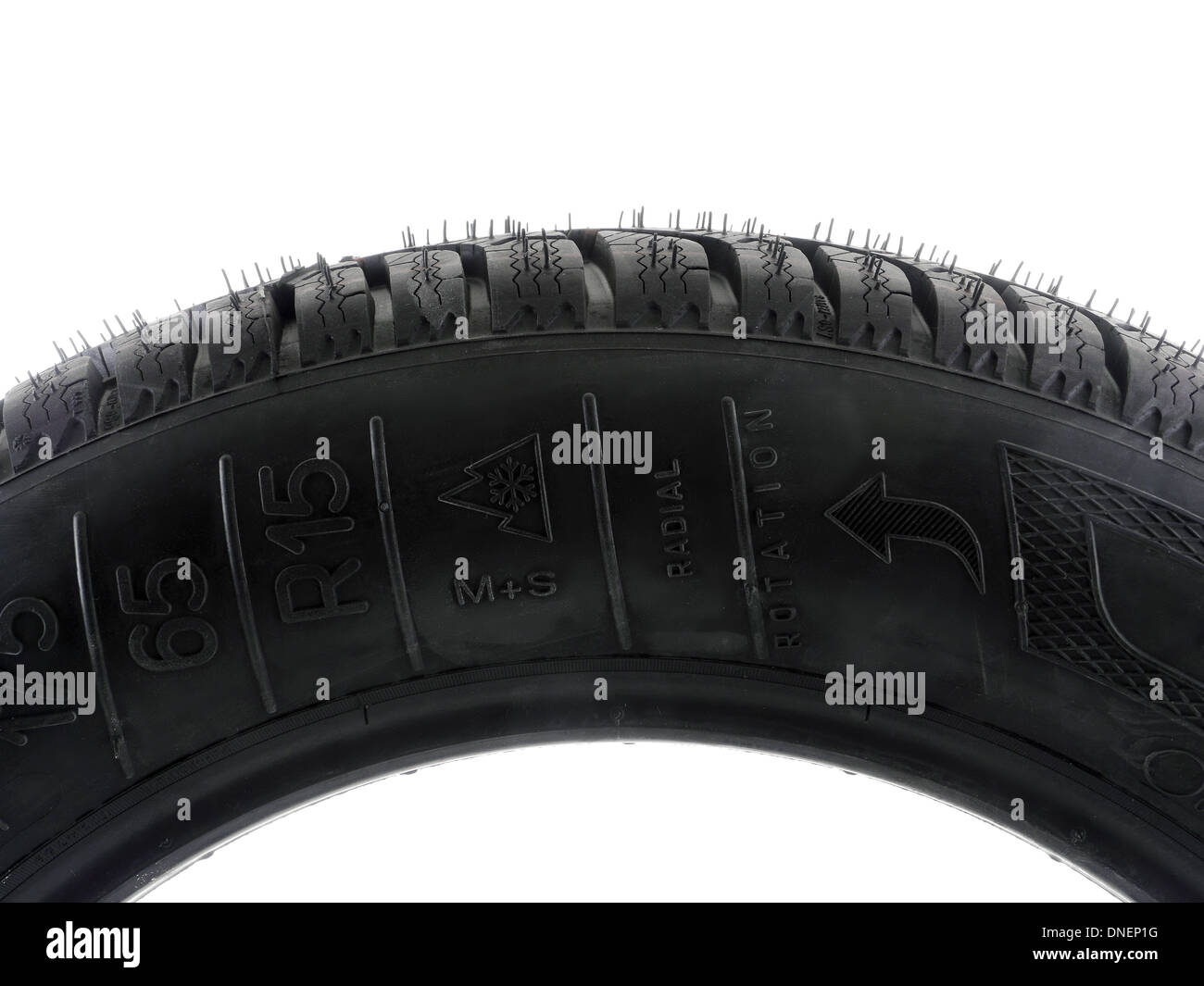 Primer plano de los neumáticos de invierno filmada en blanco Foto de stock