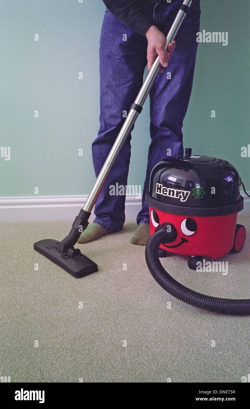 Hombre caucásico aspirar una alfombra con un modelo de aspirador Henry  publicado Fotografía de stock - Alamy