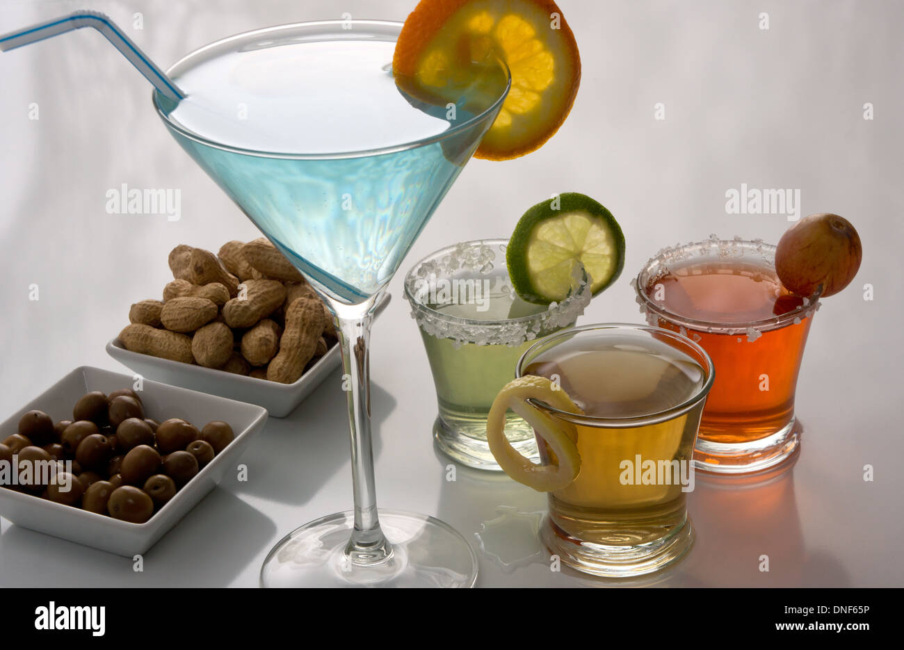 Coloridos cocteles alcohólicos con aceitunas y cacahuetes aperitivos  Fotografía de stock - Alamy