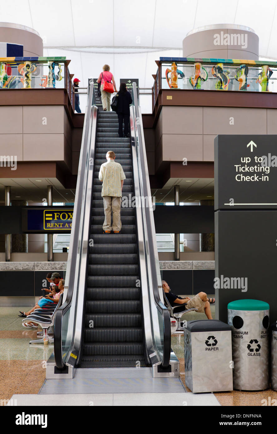 Viajeros en escaleras mecánicas, Aeropuerto Internacional de Denver. Foto de stock