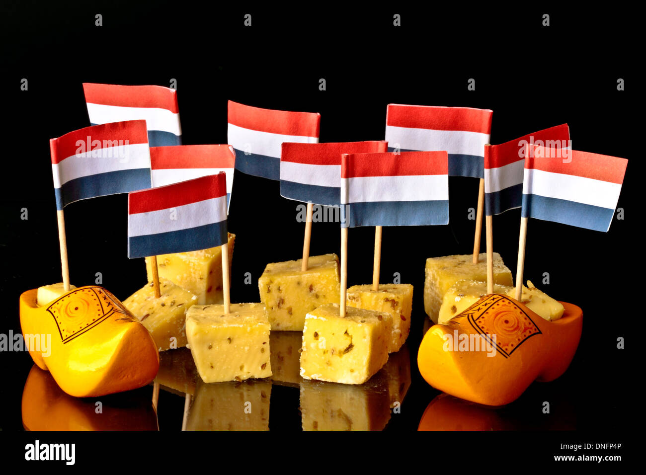 Pickles queso holandés y los zuecos con banderas holandés Foto de stock