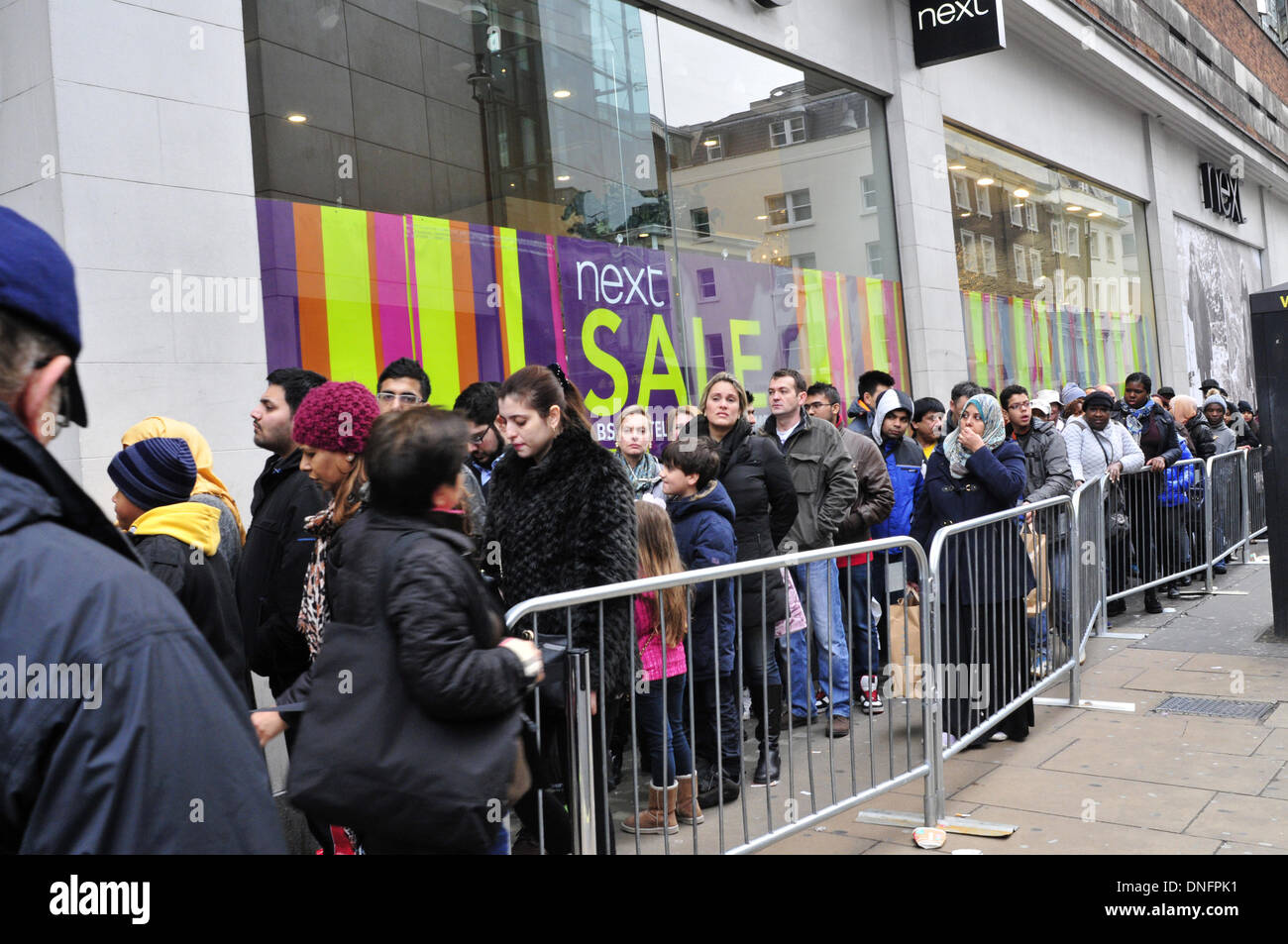 Cola de compradores en el exterior junto en el centro de Londres, en el Boxing Day Foto de stock
