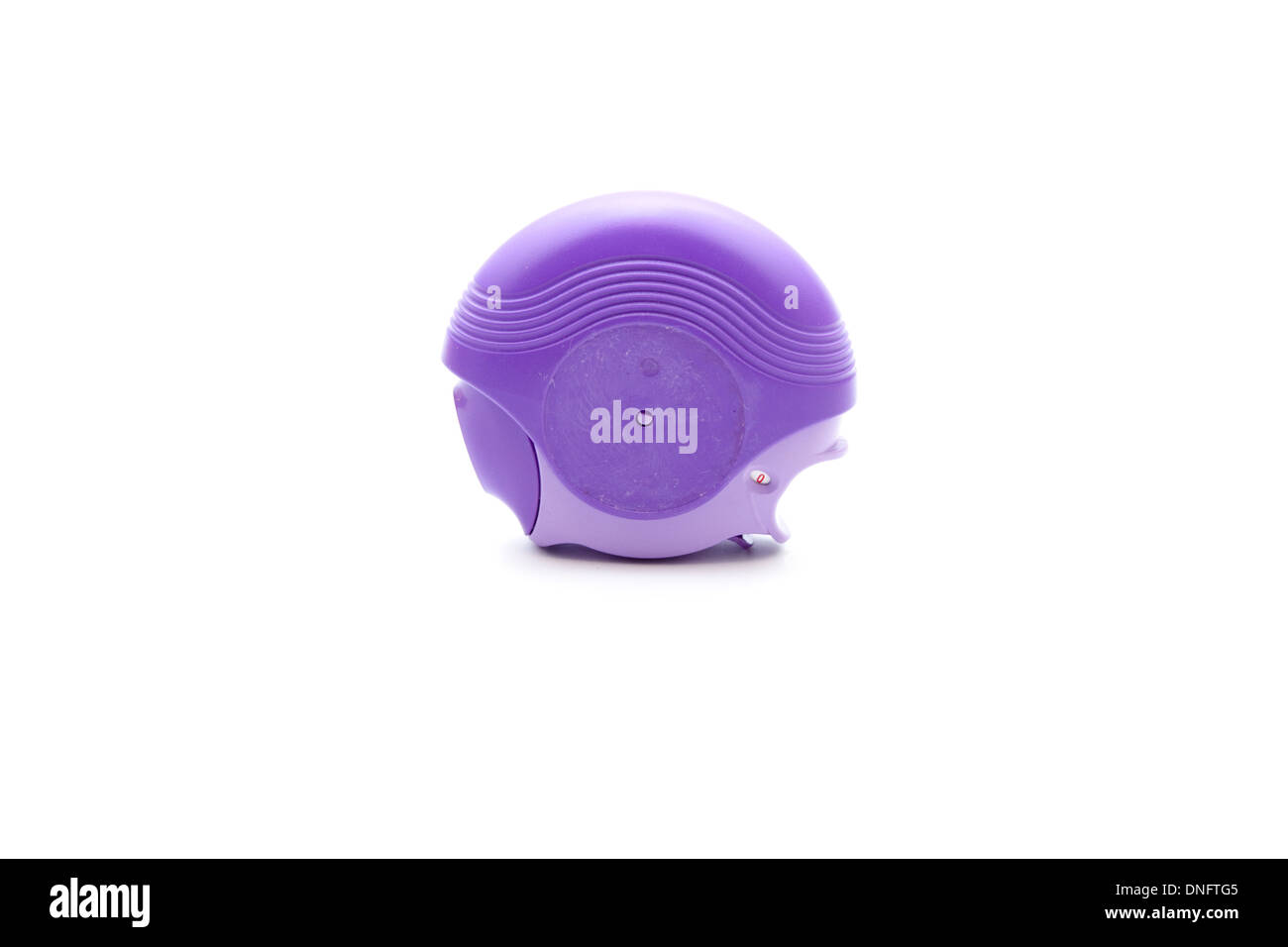 Inhalador para el asma púrpura sobre fondo blanco. Foto de stock