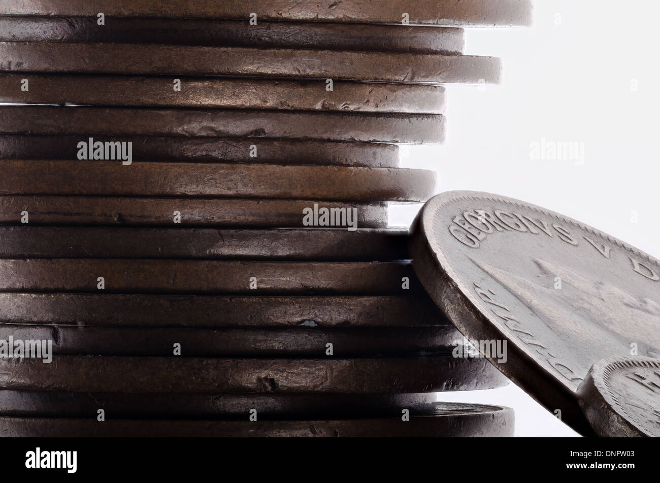 Pilas pilas de mundo pequeño cambio vieja moneda esterlina peroles de  bronce frágil economía inestable Fotografía de stock - Alamy